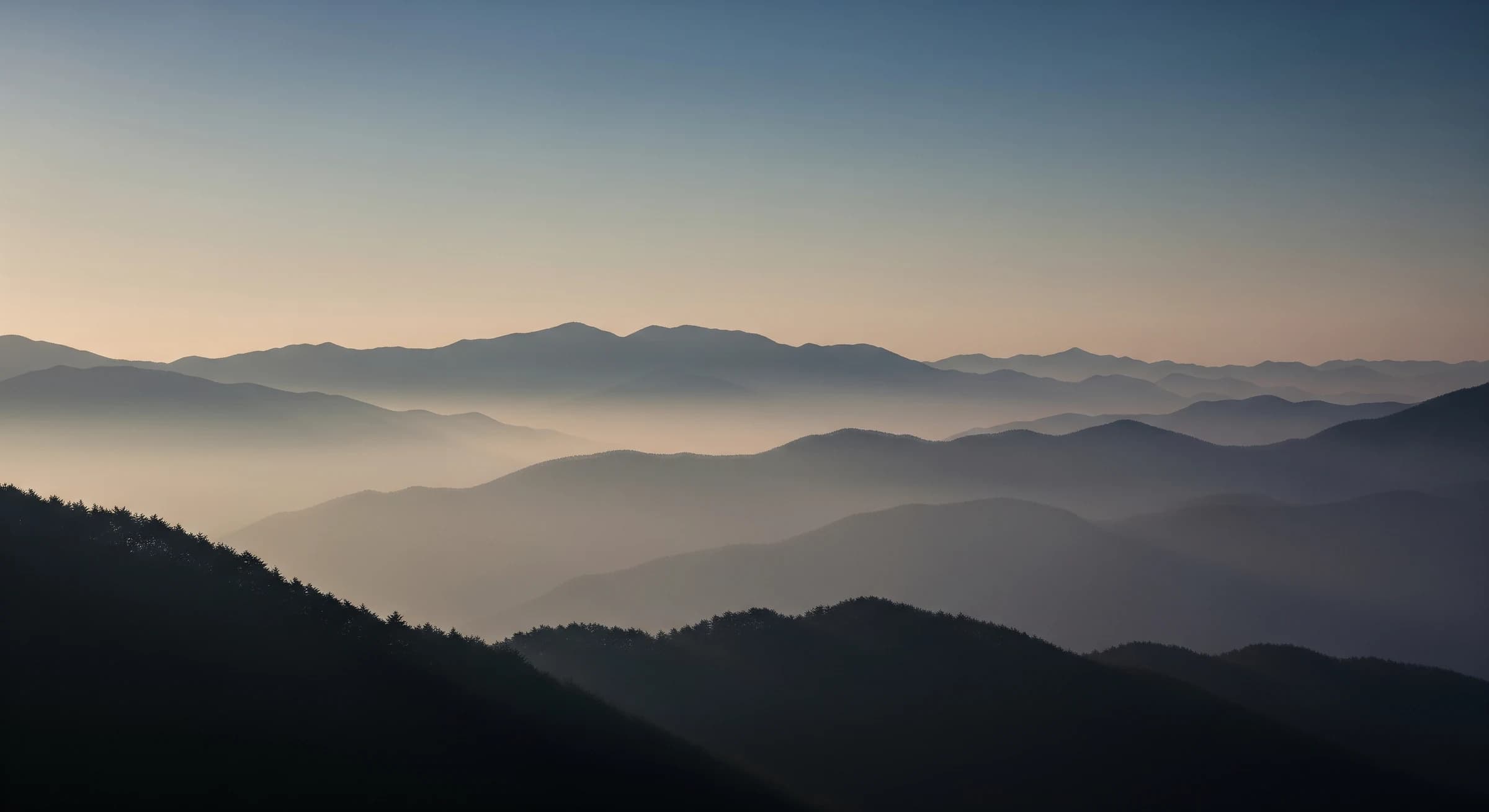 栃木の山並みと朝霧